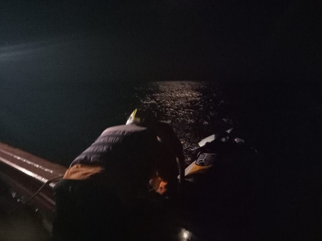 podiumnews.com-Jetski Kehabisan Bahan Bakar, Dua Orang Terapung di Laut Berhasil Diselamatkan 